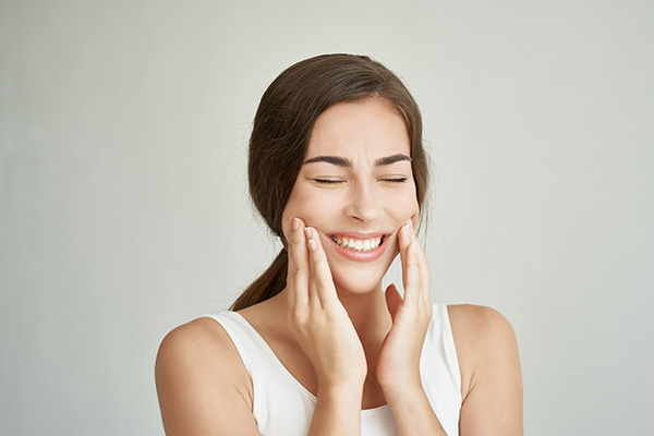 Can A Cosmetic Dentist Help Brighten Your Smile?